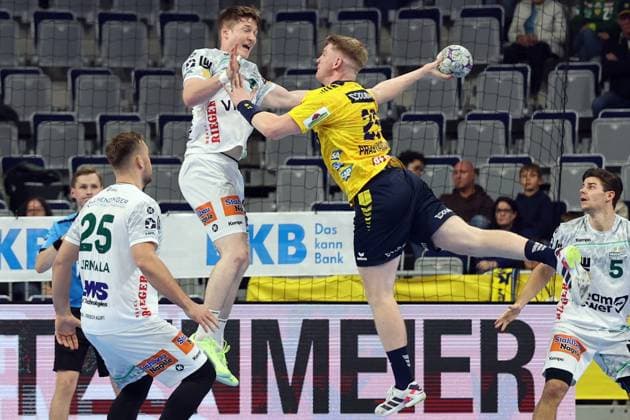 09 10 2025, xrekx, Handball Daikin HBL, Rhein Neckar Loewen Frisch AUF Göppingen v l Oskar Neudeck FRISCH AUF Goeppingen Haukur Thrastarson Rhein Necker Loewen DFL DFB REGULATIONS PROHIBIT ANY USE OF PHOTOGRAPHS as IMAGE SEQUENCES and or QUASI VIDEO Mannheim