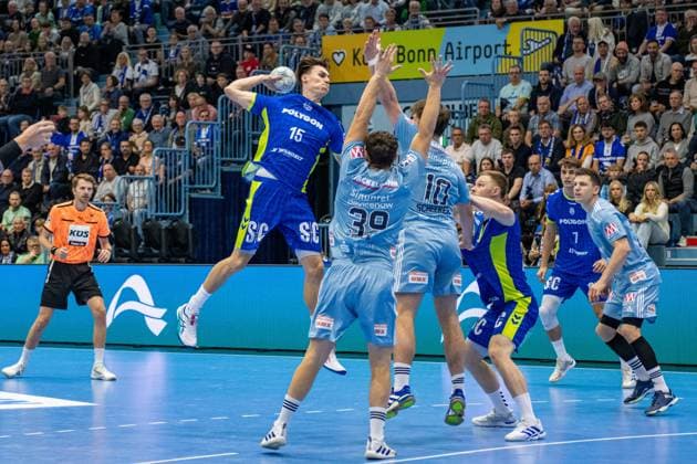 Daikin Handball Bundesliga, VfL Gummersbach HC Erlangen 09 10 2025 Miro Schluroff VfL Gummersbach, 15 , Tobias Buck HC Erlangen 39 , Florian Scheerer HC Erlangen 10 , Julian Köster VfL Gummersbach, 7 , Daikin Handball Bundesliga, VfL Gummersbach HC Erlangen 09 10 2025 Copyright: xBEAUTIFULxSPORTS Erlhofx