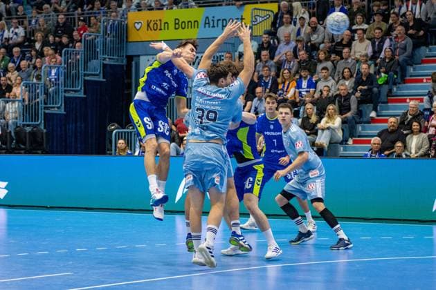 Daikin Handball Bundesliga, VfL Gummersbach HC Erlangen 09 10 2025 Miro Schluroff VfL Gummersbach, 15 , Tobias Buck HC Erlangen 39 , Julian Köster VfL Gummersbach, 7 , Daikin Handball Bundesliga, VfL Gummersbach HC Erlangen 09 10 2025 Copyright: xBEAUTIFULxSPORTS Erlhofx