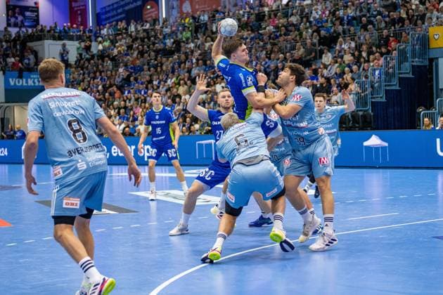 Daikin Handball Bundesliga, VfL Gummersbach HC Erlangen 09 10 2025 Kay Smits VfL Gummersbach, 31 , Marek Nissen HC Erlangen 6 , Tobias Buck HC Erlangen 39 , Daikin Handball Bundesliga, VfL Gummersbach HC Erlangen 09 10 2025 Copyright: xBEAUTIFULxSPORTS Erlhofx