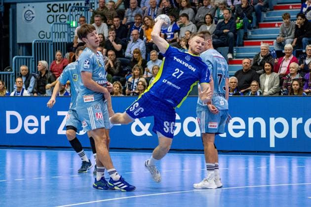 Daikin Handball Bundesliga, VfL Gummersbach HC Erlangen 09 10 2025 Florian Scheerer HC Erlangen 10 , Kristjan Horžen VfL Gummersbach, 27 , Daikin Handball Bundesliga, VfL Gummersbach HC Erlangen 09 10 2025 Copyright: xBEAUTIFULxSPORTS Erlhofx