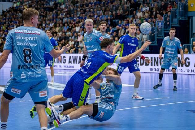 Daikin Handball Bundesliga, VfL Gummersbach HC Erlangen 09 10 2025 Sander Överjordet HC Erlangen 8 , Kay Smits VfL Gummersbach, 31 , Daikin Handball Bundesliga, VfL Gummersbach HC Erlangen 09 10 2025 Copyright: xBEAUTIFULxSPORTS Erlhofx
