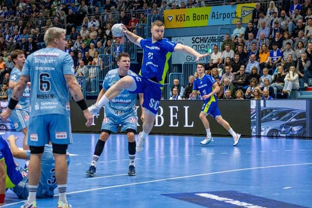 Daikin Handball Bundesliga, VfL Gummersbach HC Erlangen 09 10 2025 Marek Nissen HC Erlangen 6 , Christoph Steinert HC Erlangen 44 , Kristjan Horžen VfL Gummersbach, 27 , Miro Schluroff VfL Gummersbach, 15 , Daikin Handball Bundesliga, VfL Gummersbach HC Erlangen 09 10 2025 Copyright: xBEAUTIFULxSPORTS Erlhofx