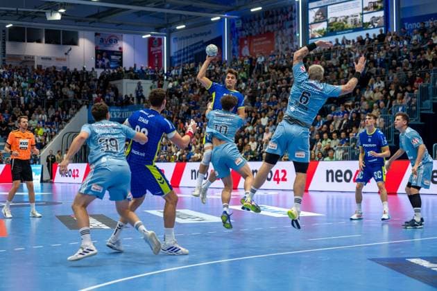 Å tÄpan Zeman, Circle Winger, VfL Gummersbach 66 , Julian Koester, Backcourt, VfL Gummersbach 7 , VfL Gummersbach vs HC Erlangen, Daikin Handball Bundesliga, Men , Matchday 8, 09 10 2025 Gummersbach NRW Germany Copyright: xkolbert-press MartinxWdziecznyx