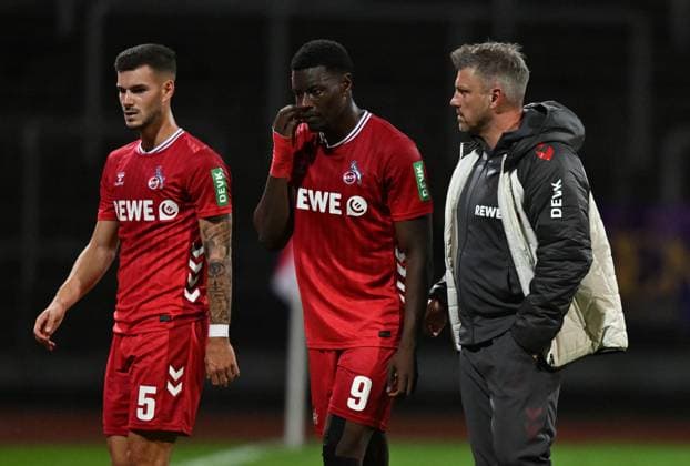 09 10 2025, xophax, Soccer Bundesliga 2025 Test match Cologne Cup international break 1 FC Köln against Viktoria Köln from left to right Tom Krauß , Ragnar Ache and coach Lukas Kwasniok all 1 FC Köln after the defeat against Viktoria Köln Köln