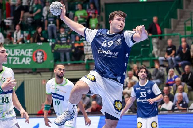 09 10 2025, Handball, HBL, Bergischer HC HSG Wetzlar, Unihalle Wuppertal Aron Seesing BHC 49 throwing on goal North Rhine-Westphalia Germany