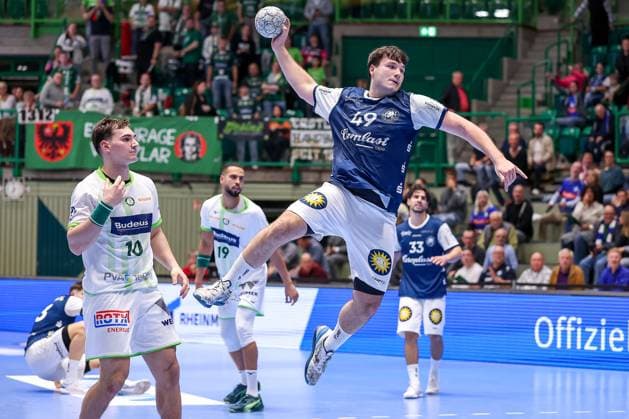 09 10 2025, Handball, HBL, Bergischer HC HSG Wetzlar, Unihalle Wuppertal Aron Seesing BHC 49 throwing on goal North Rhine-Westphalia Germany