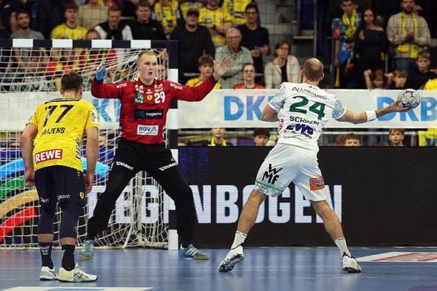 09 10 2025, xrekx, Handball Daikin HBL, Rhein Neckar Loewen Frisch AUF Göppingen v l David Späth Spaeth Rhein Necker Loewen Marcel Schiller FRISCH AUF Goeppingen kein Treffer DFL DFB REGULATIONS PROHIBIT ANY USE OF PHOTOGRAPHS as IMAGE SEQUENCES and or QUASI VIDEO Mannheim