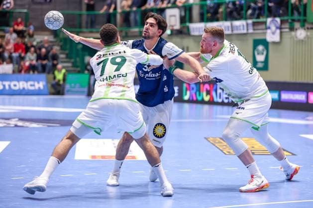 09 10 2025, Handball, HBL, Bergischer HC HSG Wetzlar, Unihalle Wuppertal Eloy Morante Maldonado BHC 33 is tied down by Ahmed Nafea HSG Wetzlar 79 and Stefan Cavor HSG Wetzlar 77 North Rhine-Westphalia Germany