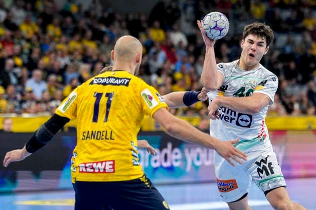 from left Lukas Sandell RNL, 11 , Steven Plucnar Jacobsen RNL, 9 , Elias Newel Göppingen, 40 , duel, duel, tackle, tackling, dynamics, action, action, 09 10 2025, Mannheim Germany , Handball, Bundesliga, Rhein Neckar Löwen Frisch Auf Göppingen xozx
