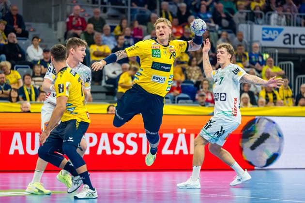Edwin Aspenbäck 78 Rhein Neckar Löwen throws on goal while Victor Klöve 7 FAG and Oskar Neudeck 2 FAG defend Edwin Aspenbäck 78 Rhein Neckar Löwen throws on goal Copyright: xSpeedshotx