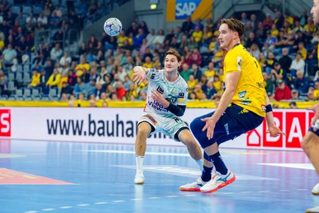 Ludvig Hallbäck 20 FAG fights for the ball against Robert Timmermeister 7 Rhein Neckar Löwen and Jannik Kohlbacher 80 Rhein Neckar Löwen Ludvig Hallbäck 20 FAG in a duel with Robert Timmermeister 7 Rhein Neckar Löwen Copyright: xSpeedshotx