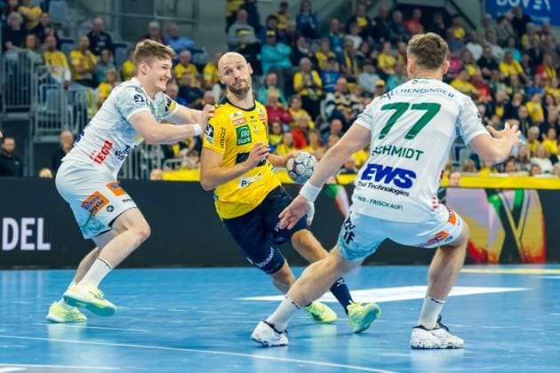 Lukas Sandell 11 Rhein Neckar Löwen fights for the ball against Oskar Neudeck 2 FAG and David Schmidt 77 FAG Lukas Sandell 11 Rhein Neckar Löwen in a duel with Oskar Neudeck 2 FAG and David Schmidt 77 FAG Copyright: xSpeedshotx