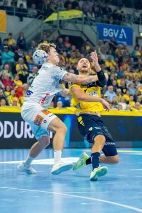 Lukas Sandell 11 Rhein Neckar Löwen in a duel with a player from 46 Duel for the ball with Lukas Sandell 11 Rhein Neckar Löwen Copyright: xSpeedshotx