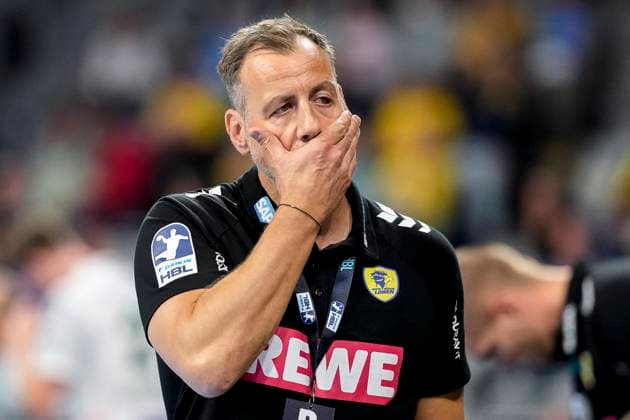 Maik Machulla coach, head coach, RNL , single picture, single photo, action, action, looking disappointed, disappointment, frustration, disappointed, pessimistic, 09 10 2025, Mannheim Germany , Handball, Bundesliga, Rhein Neckar Löwen Frisch Auf Göppingen xozx