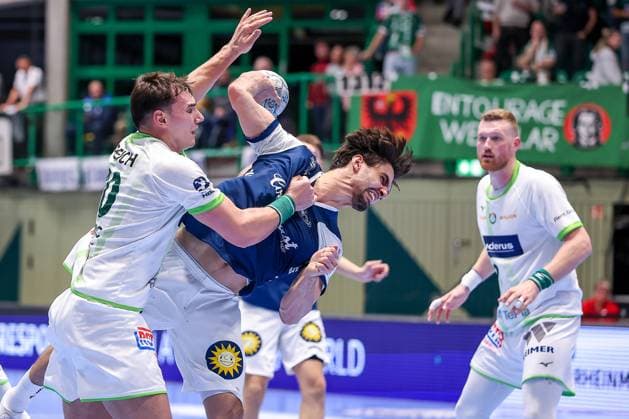 09 10 2025, Handball, HBL, Bergischer HC HSG Wetzlar, Unihalle Wuppertal Josip Simic HSG Wetzlar 10 in a duel against Eloy Morante Maldonado BHC 33 North Rhine-Westphalia Germany