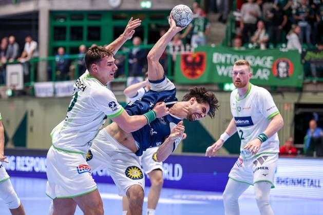 09 10 2025, Handball, HBL, Bergischer HC HSG Wetzlar, Unihalle Wuppertal Josip Simic HSG Wetzlar 10 in a duel against Eloy Morante Maldonado BHC 33 North Rhine-Westphalia Germany