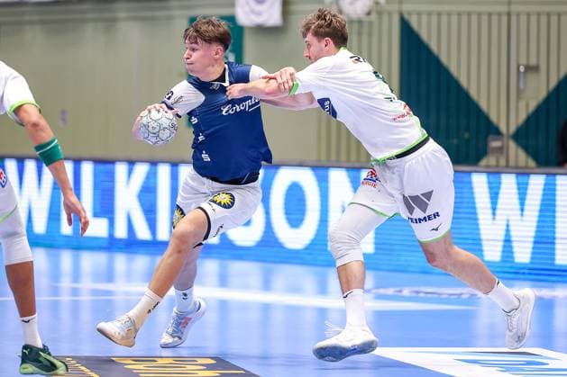 09 10 2025, Handball, HBL, Bergischer HC HSG Wetzlar, Unihalle Wuppertal Soeren Steinhaus BHC 53 in a duel against Niklas Theiß HSG Wetzlar 09 North Rhine-Westphalia Germany
