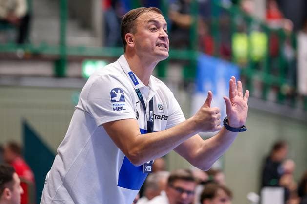 09 10 2025, Handball, HBL, Bergischer HC HSG Wetzlar, Unihalle Wuppertal Head coach Momir Ilic HSG Wetzlar hc gesticulating wildly on the sideline North Rhine-Westphalia Germany