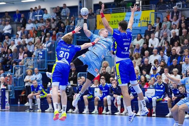 09 10 2025, xydrx, Handball, 1 HBL, VFL Gummersbach HC Erlangen, Schwalbe Arena Marek Nissen HC Erlangen 6 in duel against Tom Kiesler VFL Gummersbach 30 and Julian Koester VFL Gummersbach 7 North Rhine-Westphalia Germany