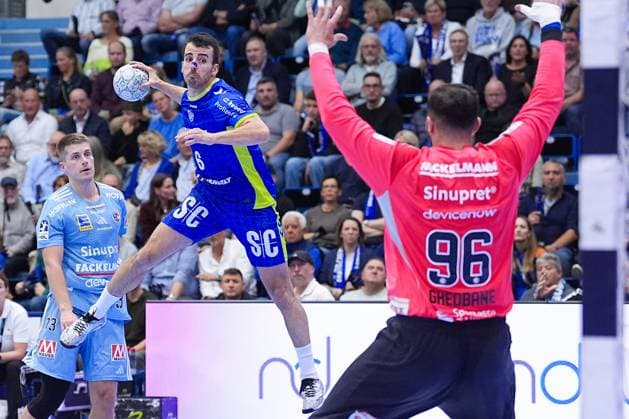 09 10 2025, xydrx, Handball, 1 HBL, VFL Gummersbach HC Erlangen, Schwalbe Arena Milos Vujovic VFL Gummersbach 6 throwing at the goal of Khalifa Ghedbane HC Erlangen 96 Nordrhein Westfahlen Germany