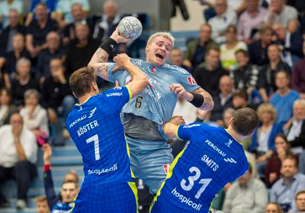 Marek Nissen HC Erlangen, 6 is held up by Julian Koester Köster, VfL Gummersbach, 7 and Kay Smits VfL Gummersbach, 31 Handball Daikin HBL Handball Bundesliga, VfL Gummersbach HC Erlangen, 8, Matchday, 09 10 2025 Copyright: HMBxMedia xMarcoxBader