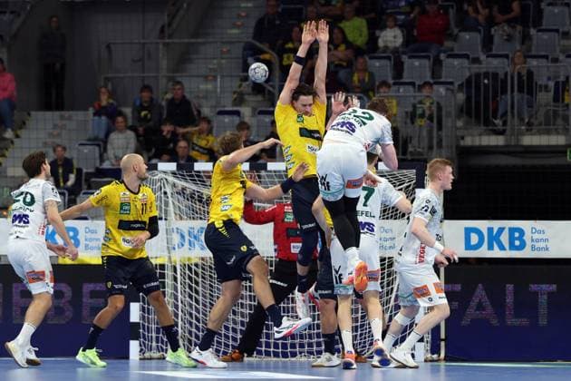 09 10 2025, xrekx, Handball Daikin HBL, Rhein Neckar Loewen Frisch AUF Göppingen v l Treffer von Erik Persson FRISCH AUF Goeppingen DFL DFB REGULATIONS PROHIBIT ANY USE OF PHOTOGRAPHS as IMAGE SEQUENCES and or QUASI VIDEO Mannheim