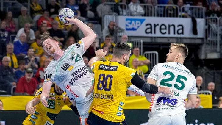 from left Lukas Sandell RNL, 11 , Erik Persson Göppingen, 22 , Jannik Kohlbacher RNL, 80 , Ludvig Jurmala Aström Göppingen, 25 , duel, duel scene, duel, tackle, tackling, dynamics, action, action, 09 10 2025, Mannheim Germany , Handball, Bundesliga, Rhein Neckar Löwen Frisch Auf Göppingen xozx