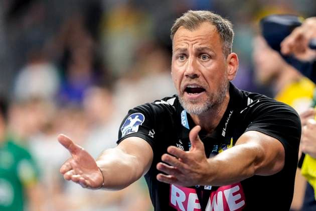 Maik Machulla (Trainer, Cheftrainer, RNL), gibt Anweisungen, gestikuliert, mit den Armen gestikulieren, Einzelbild, Einzelfoto, Aktion, Action, 09.10.2025, Mannheim (Deutschland), Handball, Bundesliga, Rhein-Neckar Löwen - Frisch Auf Göppingen xozx