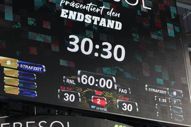 09 10 2025, xrekx, Handball Daikin HBL, Rhein Neckar Loewen Frisch AUF Göppingen v l Final Score Scoreboard, Videowall, Scoreboard, Info, Advertising DFL DFB REGULATIONS PROHIBIT ANY USE OF PHOTOGRAPHS as IMAGE SEQUENCES and or QUASI VIDEO Mannheim