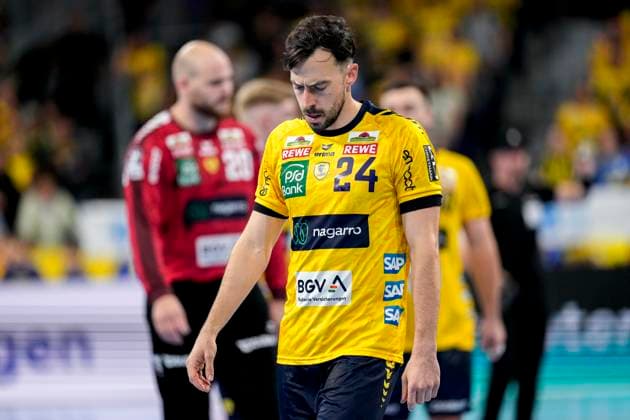 Patrick Groetzki RNL, 24 , Rhein Neckar Löwen player, single image, single photo, action, action, disappointed about the draw, only draw, disappointment after the final whistle, highlight, point loss, frustration, disappointed, pessimistic, 09 10 2025, Mannheim Germany , Handball, Bundesliga, Rhein Neckar Löwen Frisch Auf Göppingen xozx