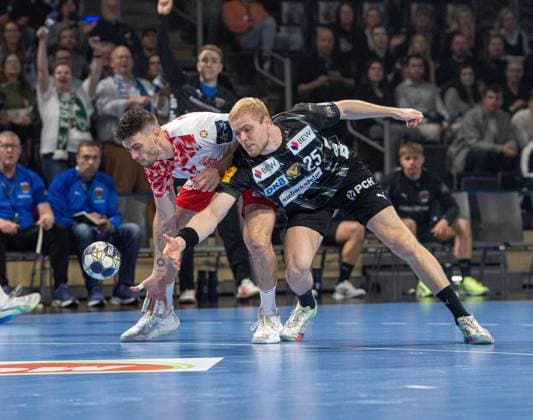 Handball, Men, Season 2025 2026, Champions League Group A, Matchday 4 , Füchse Berlin Dinamo Bucharest, v l Haniel Vinicius Inoue Langaro Bucharest , Matthes Langhoff Füchse Berlin , 09 10 2025, Copyright: xSebastianxRäppold MatthiasxKochx