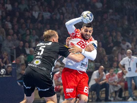 Handball, Men, Season 2025 2026, Champions League Group A, Matchday 4 , Füchse Berlin Dinamo Bucharest, f l Max Darj Füchse Berlin , Yoav Lumbroso Bucharest , 09 10 2025, Copyright: xSebastianxRäppold MatthiasxKochx
