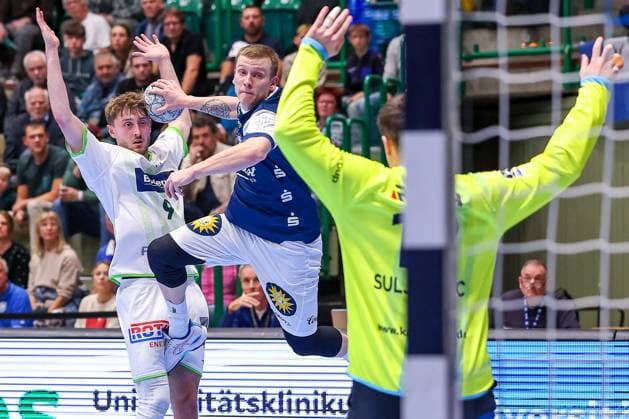 09 10 2025, Handball, HBL, Bergischer HC HSG Wetzlar, Unihalle Wuppertal Noah Beyer BHC 02 throws the ball at the goal of goalkeeper Anadin Suljakovic HSG Wetzlar 12 North Rhine-Westphalia Germany