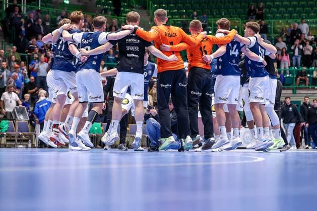 09 10 2025, Handball, HBL, Bergischer HC HSG Wetzlar, Unihalle Wuppertal Closing cheers after the BHC victory The team celebrates the victory together on the pitch and cheers for the fans North Rhine-Westphalia Germany