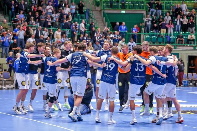 09 10 2025, Handball, HBL, Bergischer HC HSG Wetzlar, Unihalle Wuppertal Closing cheers after the BHC victory The team celebrates the victory together on the pitch and cheers for the fans North Rhine-Westphalia Germany