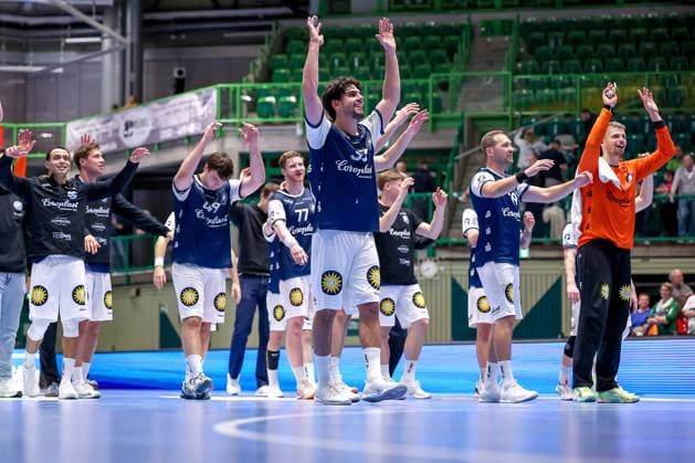 09 10 2025, Handball, HBL, Bergischer HC HSG Wetzlar, Unihalle Wuppertal Closing cheers after BHCs victory The team celebrates the victory together on the pitch and cheers on the fans, led by Eloy Morante Maldonado BHC 33 North Rhine-Westphalia Germany