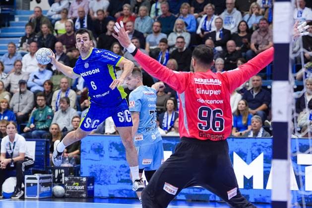 09 10 2025, xydrx, Handball, 1 HBL, VFL Gummersbach HC Erlangen, Schwalbe Arena Milos Vujovic VFL Gummersbach 6 throwing at the goal of Khalifa Ghedbane HC Erlangen 96 Nordrhein Westfahlen Germany