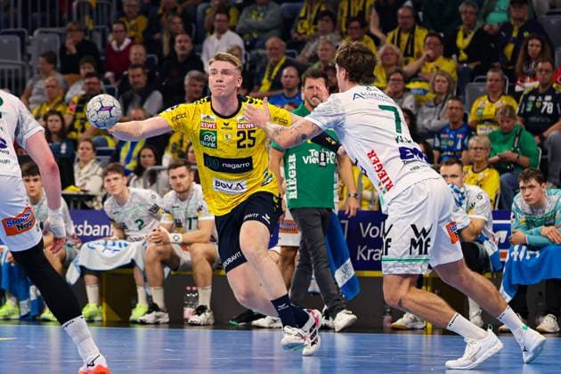 Rhein-Neckar Löwen vs Frisch Auf Göppingen DAIKIN Handball Bundesliga Haukur Thrastarson (Rhein-Neckar Löwen) battle for the ball against Victor Klöve (Frisch Auf Göppingen) during the DAIKIN Handball Bundesliga 2025 26 match between Rhein-Neckar Löwen and Frisch Auf Göppingen at SAP Arena in Mannheim, Germany, on October 8, 2025. (Photo by Kadir Caliskan Middle East Images) Mannheim Baden-Wurttemberg Germany Copyright: xKadirxCaliskanx