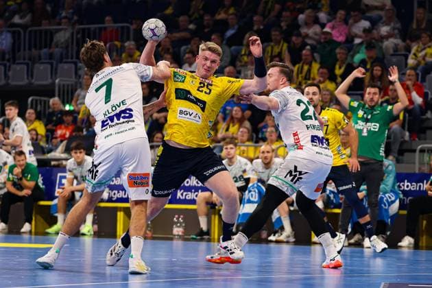 Rhein-Neckar Löwen vs Frisch Auf Göppingen DAIKIN Handball Bundesliga Haukur Thrastarson (Rhein-Neckar Löwen) battle for the ball against Victor Klöve (Frisch Auf Göppingen) and Erik Persson (Frisch Auf Göppingen) during the DAIKIN Handball Bundesliga 2025 26 match between Rhein-Neckar Löwen and Frisch Auf Göppingen at SAP Arena in Mannheim, Germany, on October 8, 2025. (Photo by Kadir Caliskan Middle East Images) Mannheim Baden-Wurttemberg Germany Copyright: xKadirxCaliskanx