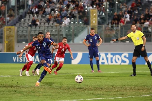 TA QALI , 09-10-2025 , National stadium , season 2025 2026 , UEFA WC Qualifying round football , match day 7 , match between Malta and Netherlands , picture shows penalty scored by Netherlands player Cody Gapko Malta - Netherlands  x31439889x Copyright: