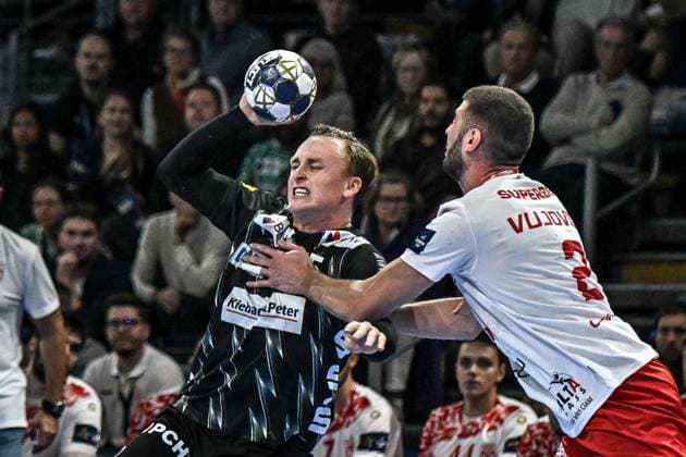 09 09 2025, xlakx, Handball EHF Champions League Fuechse Berlin Dinamo Bucharest v l Tobias Grondahl Fuechse Berlin , Branko Vujovic Dinamo Bucharest duel, duel, fight, tackle Berlin Daniel Lakomski