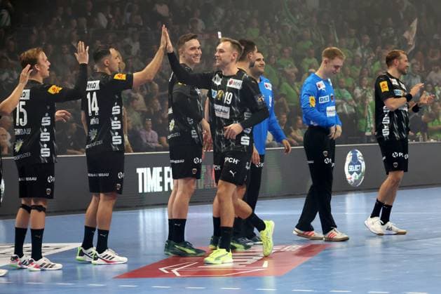 DEU, EHF Champions League, Fuechse Berlin vs DINAMO BUCURESTI, 09 10 2025, Max Schmeling Halle, Berlin, DEU, EHF Champions League, Fuechse Berlin vs DINAMO BUCURESTI, in the picture Mathias Gidsel Fuechse Berlin 19 , Fuechse players circle nordphotoxGmbHx xEngler nph00076