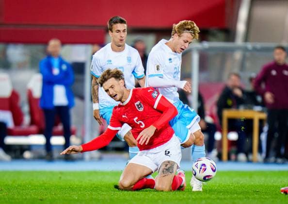 SOCCER - FIFA WC quali, AUT vs SMR VIENNA,AUSTRIA,09.OCT.25 - SOCCER - FIFA World Cup, WM, Weltmeisterschaft, Fussball 2026, European Qualifiers, group stage, OEFB international match, Länderspiel, Nationalmannschaft Austria vs San Marino. Image shows Stefan Posch (AUT) and Lorenzo Lazzari (SMR).  GEPAxpictures xEdgarxEisner