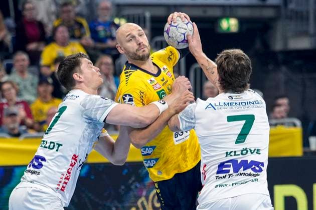 from left Oskar Sunnefeldt Göppingen, 27 , Lukas Sandell RNL, 11 , Victor Klöve Göppingen, 7 , duel, duel, tackle, tackling, dynamics, action, action, 09 10 2025, Mannheim Germany , Handball, Bundesliga, Rhein Neckar Löwen Frisch Auf Göppingen xozx