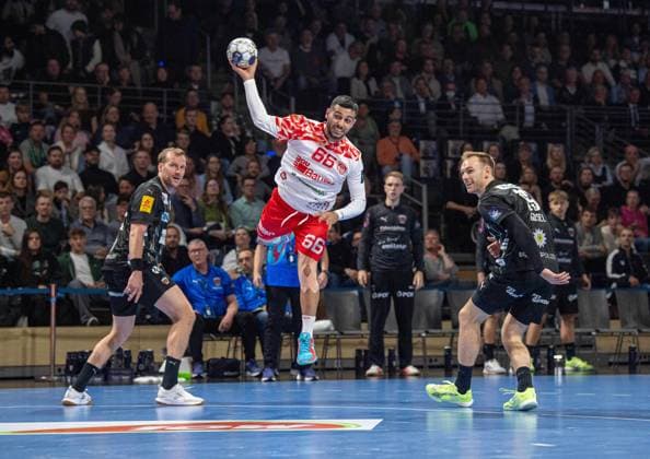 Handball, Men, Season 2025 2026, Champions League Group A, Matchday 4 , Füchse Berlin Dinamo Bucharest, f l Max Darj Füchse Berlin , Yoav Lumbroso Bucharest , Mathias Gidsel Füchse Berlin , 09 10 2025, Copyright: xSebastianxRäppold MatthiasxKochx