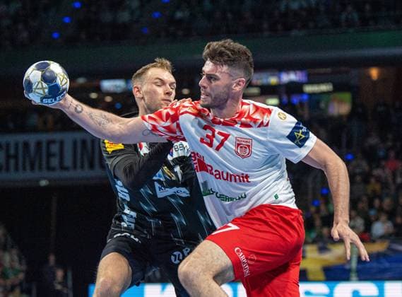 Handball, Men, Season 2025 2026, Champions League Group A, Matchday 4 , Füchse Berlin Dinamo Bucharest, f l Mathias Gidsel Füchse Berlin , Haniel Vinicius Inoue Langaro Bucharest , 09 10 2025, Copyright: xSebastianxRäppold MatthiasxKochx