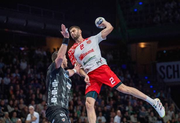 Handball, Men, Season 2025 2026, Champions League Group A, Matchday 4 , Füchse Berlin Dinamo Bucharest, v l Mijajlo Marsenic Füchse Berlin , Branko Vujovic Bucharest , 09 10 2025, Copyright: xSebastianxRäppold MatthiasxKochx