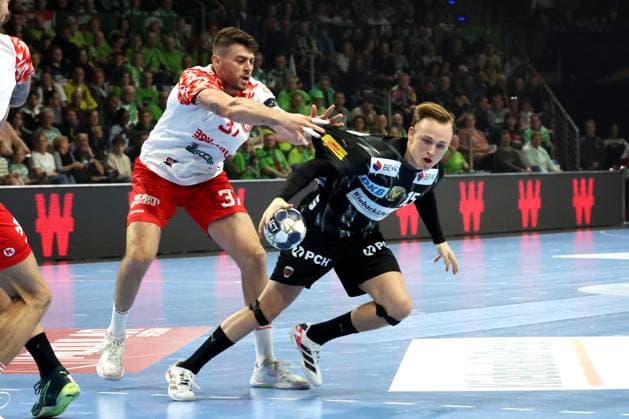 DEU, EHF Champions League, Fuechse Berlin vs DINAMO BUCURESTI, 09 10 2025, Max Schmeling Halle, Berlin, DEU, EHF Champions League, Fuechse Berlin vs DINAMO BUCURESTI, in the picture Tobias Grondahl Fuechse Berlin 15 , Inoue Langaro, HANIEL VINICIUS DINAMO BUCURESTI 37 nordphotoxGmbHx xEngler nph00076