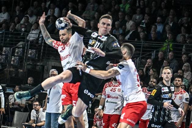09 09 2025, xlakx, Handball EHF Champions League Fuechse Berlin Dinamo Bucharest v l Lasse Andersson Fuechse Berlin , Samir Bellahcene Dinamo Bucharest duel, duel, fight, tackle Berlin Daniel Lakomski